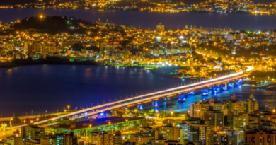 O que fazer no bairro Coqueiros em Florianópolis à noite?