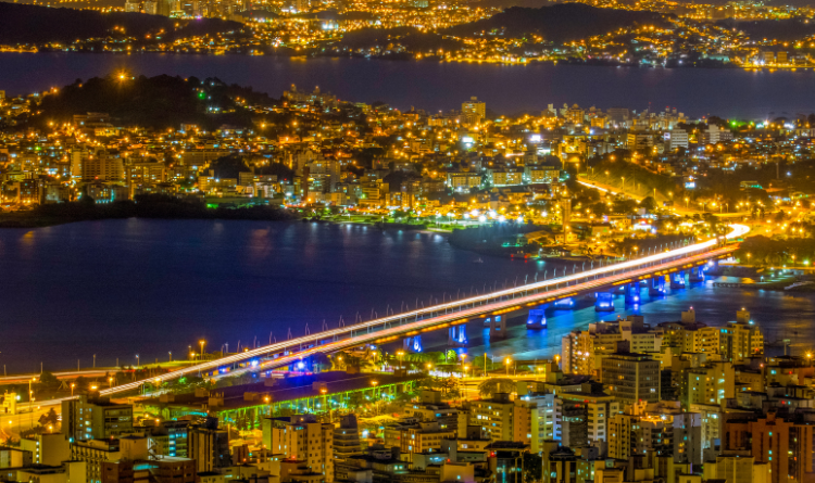 O que fazer no bairro Coqueiros em Florianópolis à noite?