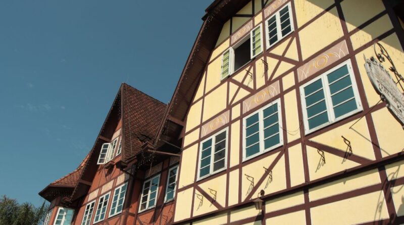 Arquitetura típica germânica em um bairro de Blumenau, SC, destacando a rica herança cultural e o charme da cidade.